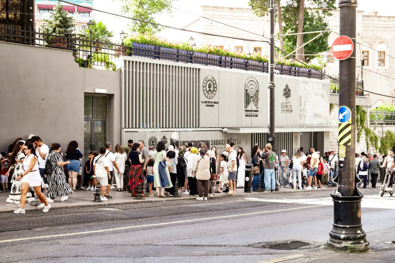 The museum's low grey entrance building on Yerebatan Caddesi, with visitors queueing along the pavement.